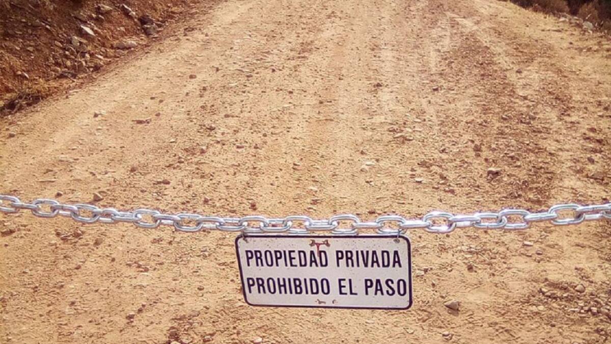 Una finca cierra cada noche un camino público y obliga a los vecinos a dar un rodeo de 30 kilómetros