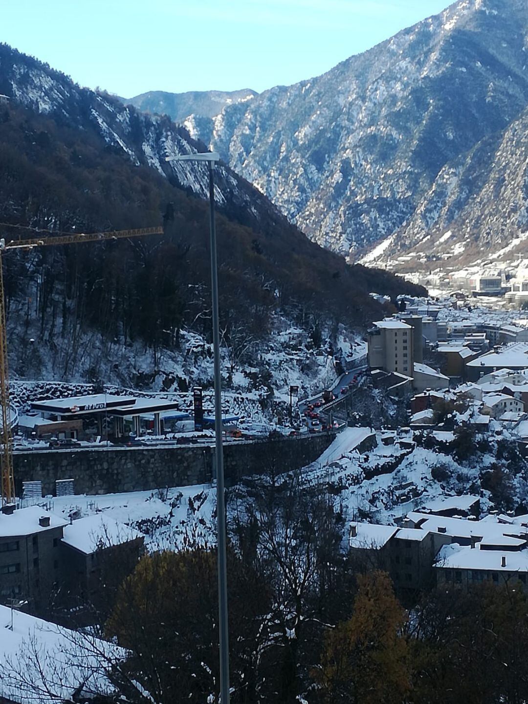 Cues a la carretera de l'Obac, a la baixada de pistes,aquest 6 de desembre, ple pont de la Puríssima.