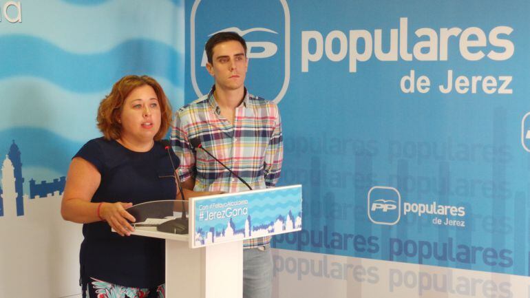 Jaime Espinar junto a Lidia Menacho en un acto en la sede del partido
