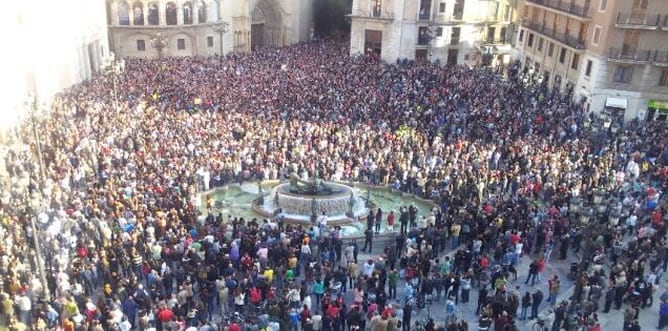 Masiva concentración en la plaza de la Virgen de Valencia por las víctimas del metro