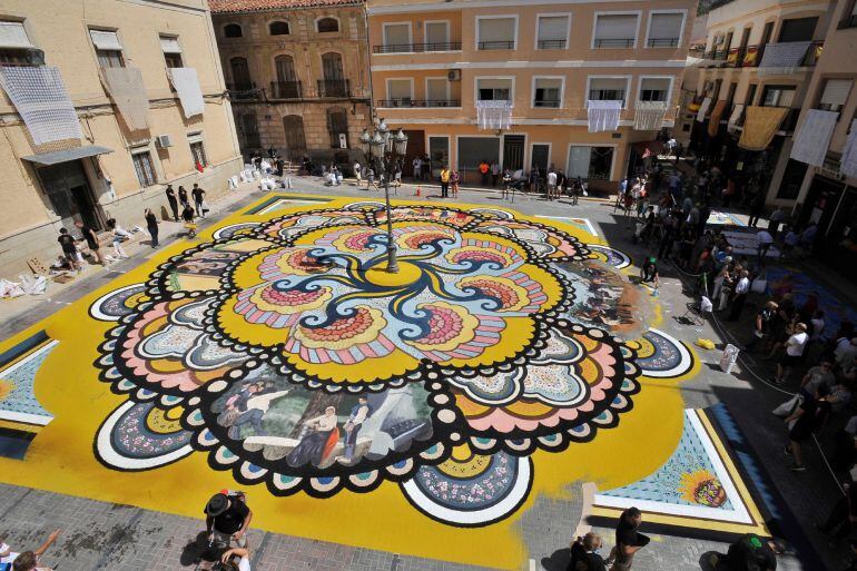 La localidad de Elche de la Sierra (Albacete) recibe a miles de personas que quieren conocer las 26 alfombras que han realizado los representantes de nueve países, que participan en el VII Congreso Internacional de Arte Efímero que se celebra en este muni