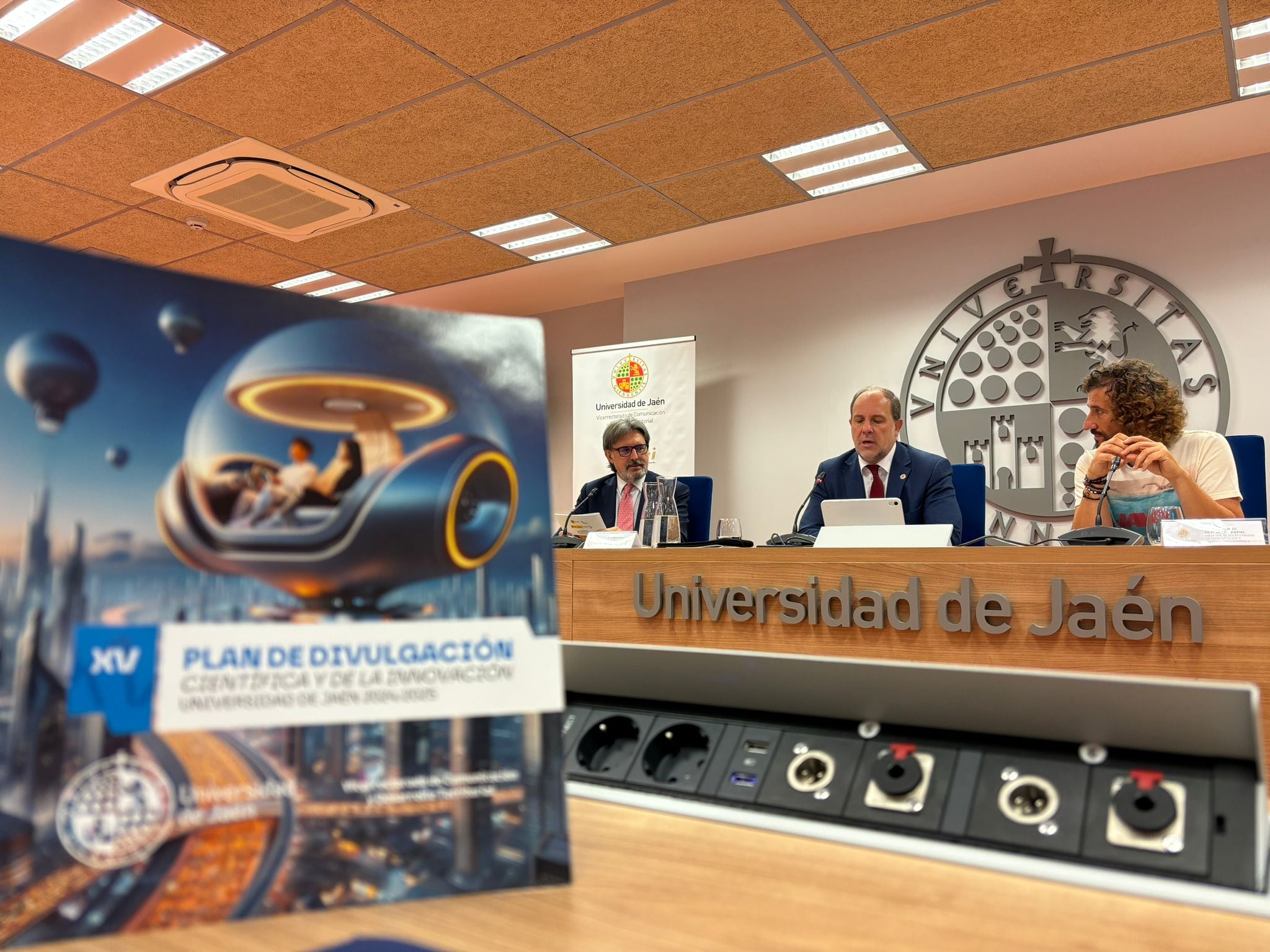 Presentación del Plan de Divulgación Científica y de la Innovación de la Universidad de Jaén, con el rector Nicolás Ruiz en el centro y Alberto del Real, vicerrector de Comunicación y Julio Olivares, director de Secretariado de Comunicación y Divulgación Científica.