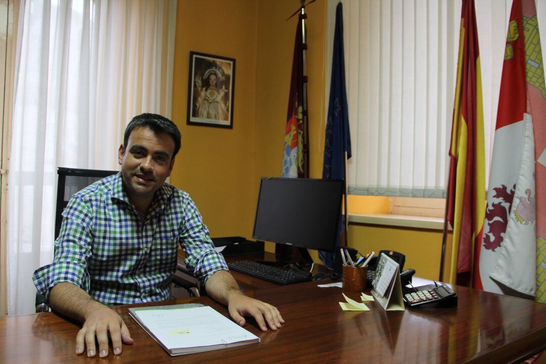 El alcalde de Cuéllar, Carlos Fraile, en su despacho