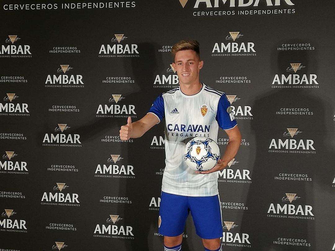 Álex Blanco durante su presentación con el Real Zaragoza