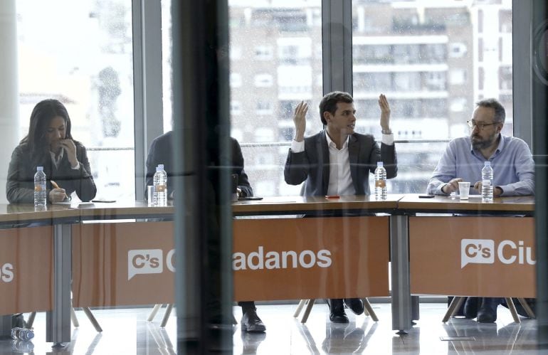 GRA110 MADRID, 09052016.- El líder de Ciudadanos, Albert Rivera (2d), el secretario de Instituciones Públicas, Juan Carlos Girauta (d) y la responsable de Relaciones Institucionales, Begoña Villacís, durante la reunión de la Ejecutiva del partido hoy en M