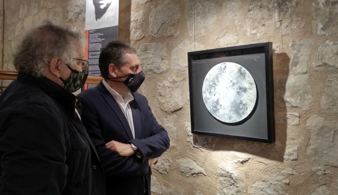 Marcelino Sánchez, miembro del IEG (primero por la izquierda), y el diputado de Cultura y Deportes, Ángel Vera, visitan la exposición.