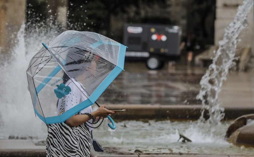 Una mujer pasea por San Sebastián, en una imagen de archivo