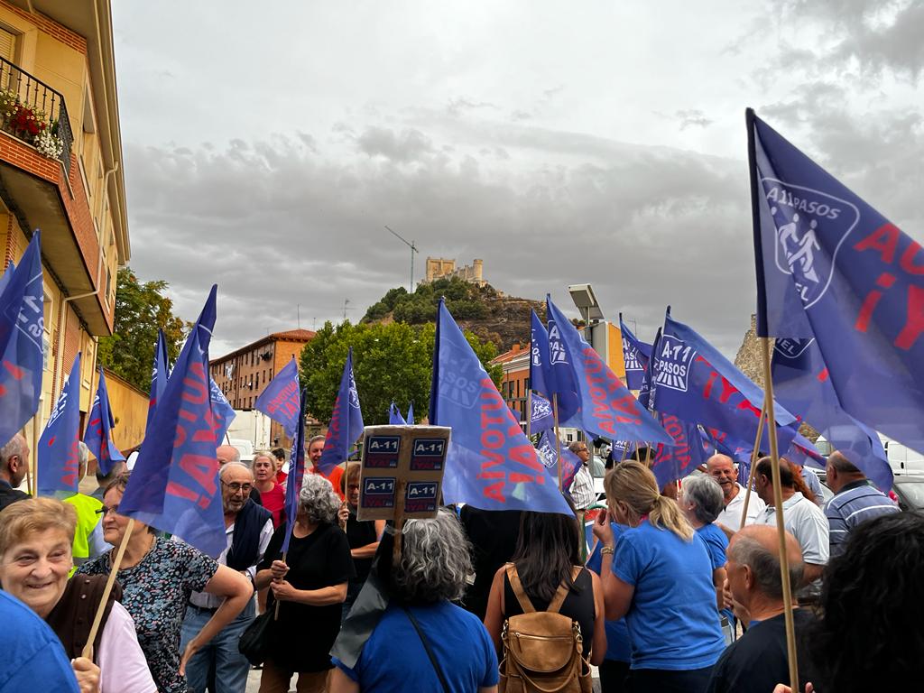 Los peñafielenses participantes en la manifestación de la Plataforma A11 Pasos