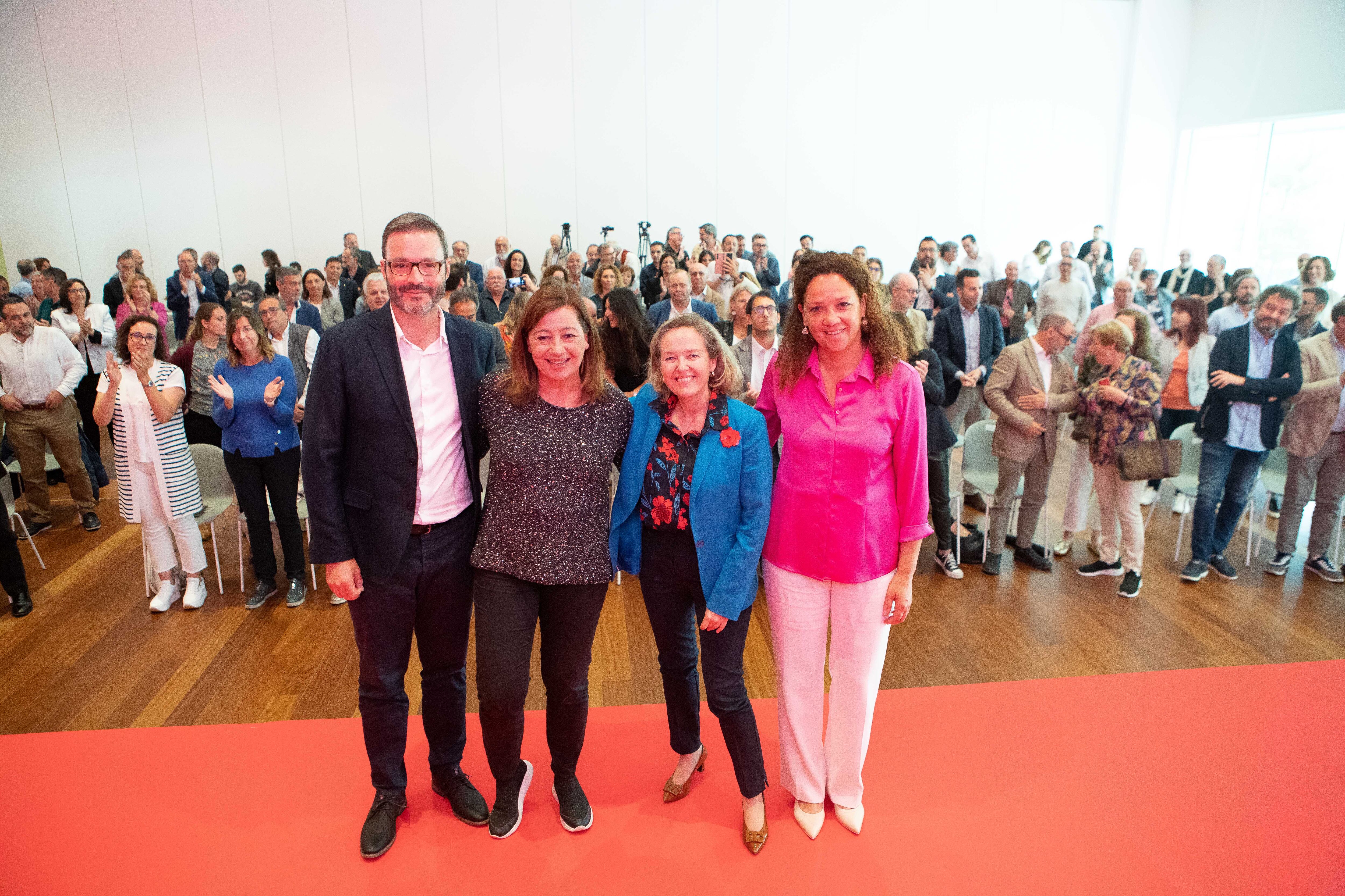 Nadia Calviño, acompañada por José Hila, Francina Armengol y Catalina Cladera.