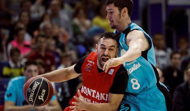 Marko Popovic (i) intenta una penetración en el partido contra Estudiantes. 