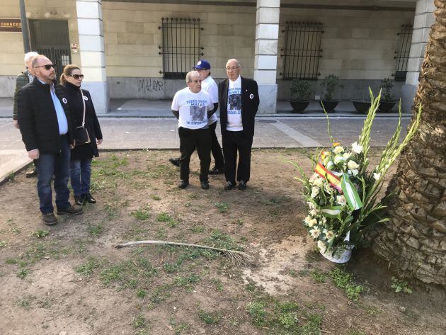 Una corona de flores con el mensaje: &#039;España no te olvida, la justicia sí&#039;