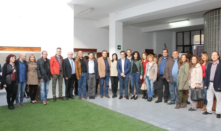 Foto de familia con las organizadoras, instituciones y algunos de los asistentes a esta feria de artesanía