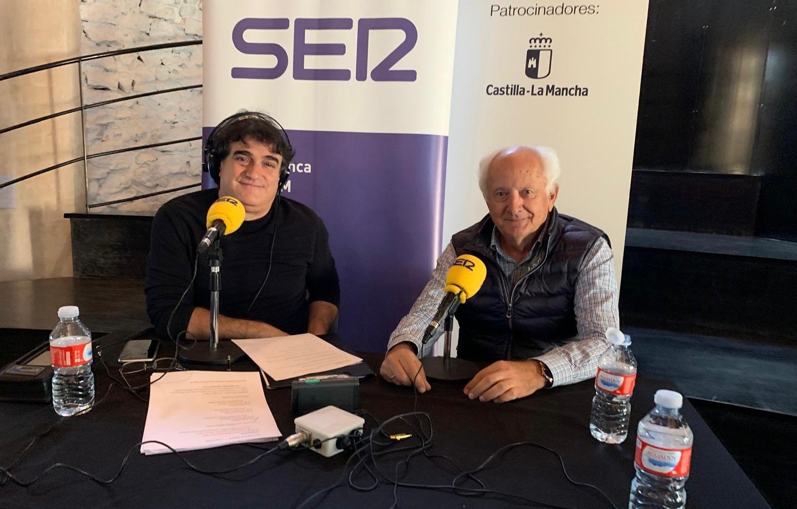 Paco Auñón (Izq.), director y presentador de Hoy por Hoy Cuenca, entrevista al primer director del Museo de las Ciencias de Castilla-La Mancha, Jesús Madero.