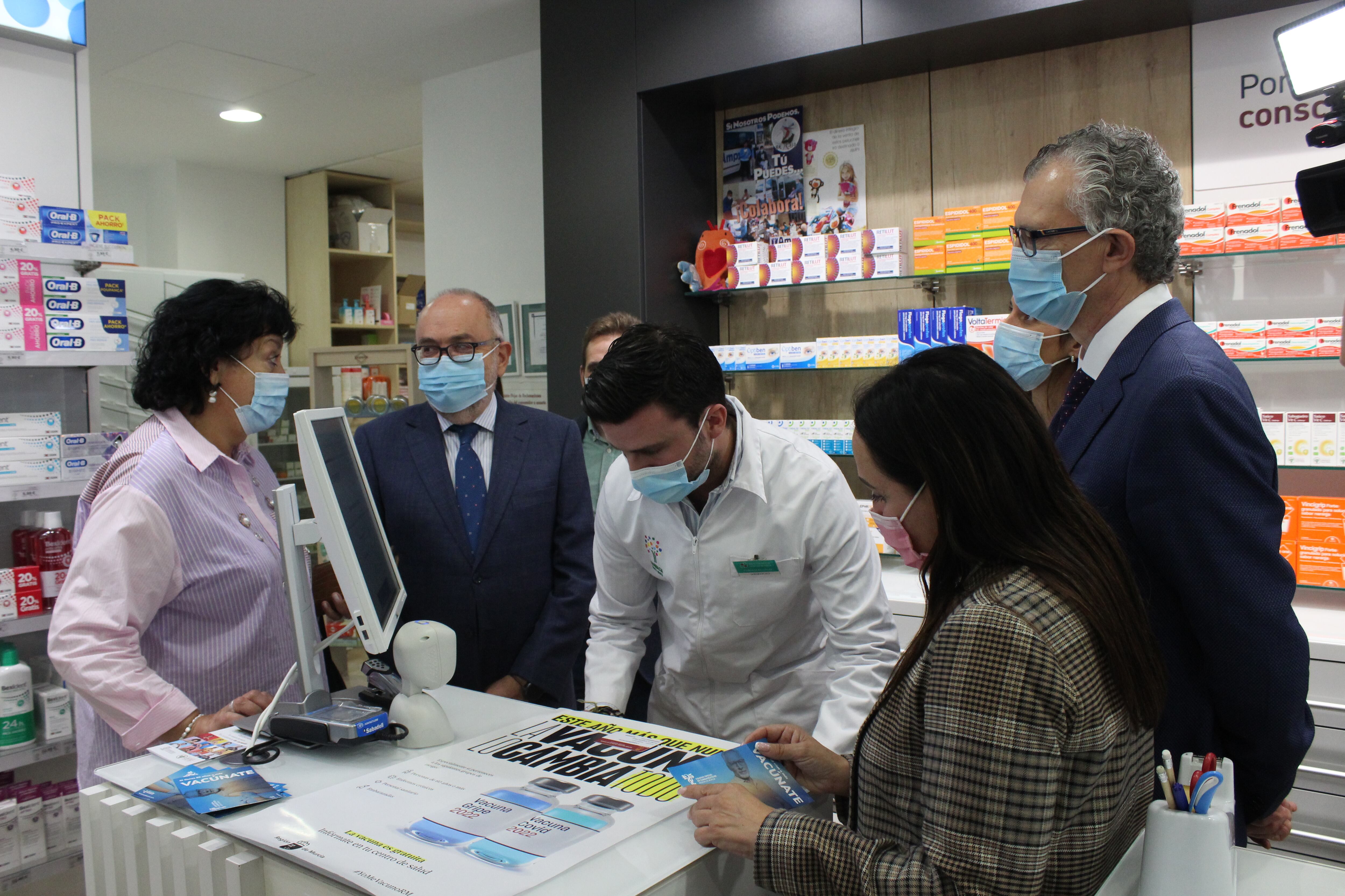 Durante la presentación en una farmacia de Yecla del programa piloto para incentivar la vacunación de covid y gripe en mayores de 60 años por parte del Consejero de Salud,  la presidenta del Colegio Oficial de Farmacéuticos y la alcaldesa de Yecla, entre otros.