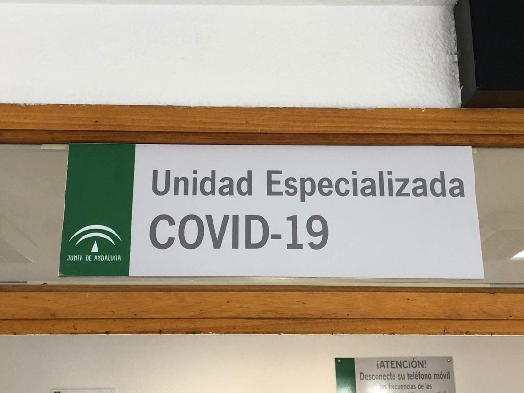 Cartel de la zona especial habilitada para pacientes con covid-19 en el viejo hospital San Cecilio de Granada