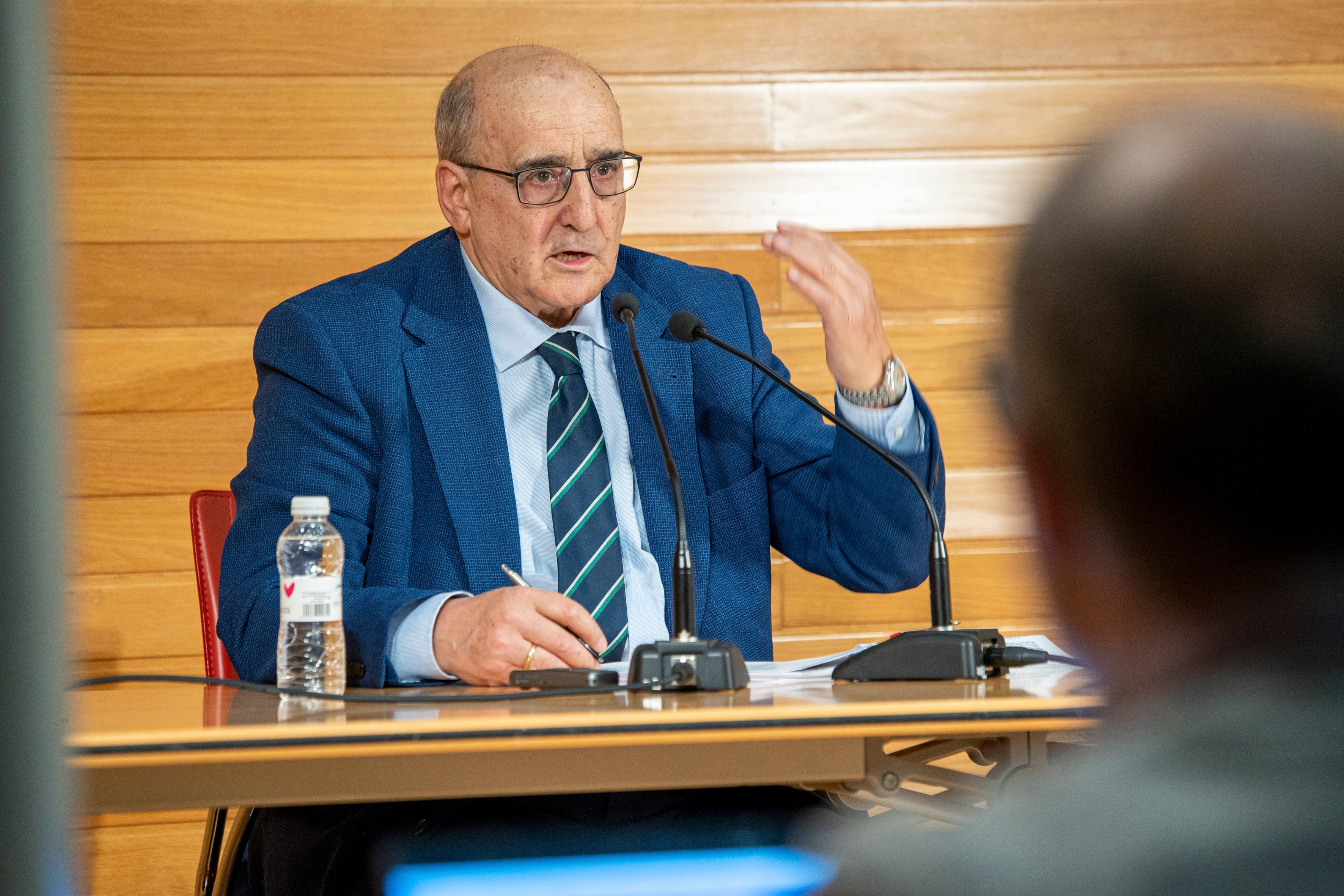 LOGROÑO 21/11/2024.- El abogado José Sáez Morga, este jueves durante la rueda de prensa en Logroño, en la que ha explicado que una de las dos bebés intercambiadas al nacer en el antiguo Hospital San Millán de Logroño en 2002 ha desistido, de momento, del procedimiento impugnatorio de su madre formal, quien la crió, por razones de salud de la misma.-EFE/ Raquel Manzanares
