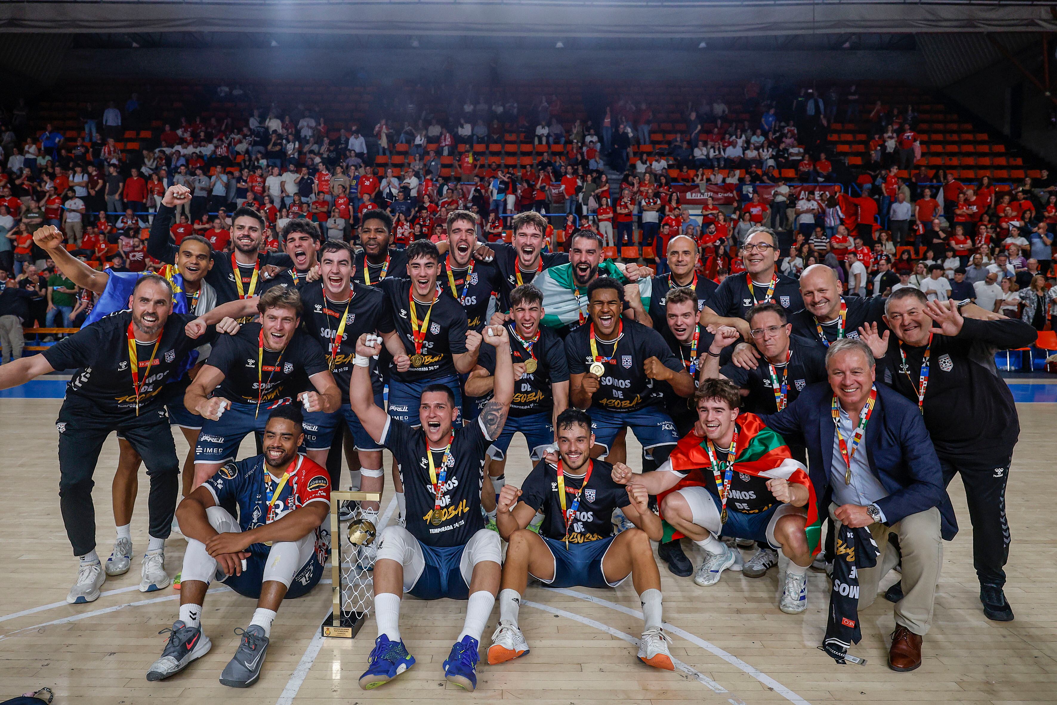 BURGOS, 17/05/2025.- Los jugadores del EON Horneo Alicante celebran el ascenso a la liga ASOBAl tras ganar al UBU San Pablo Burgos, este sábado en Burgos. EFE/Santi Otero