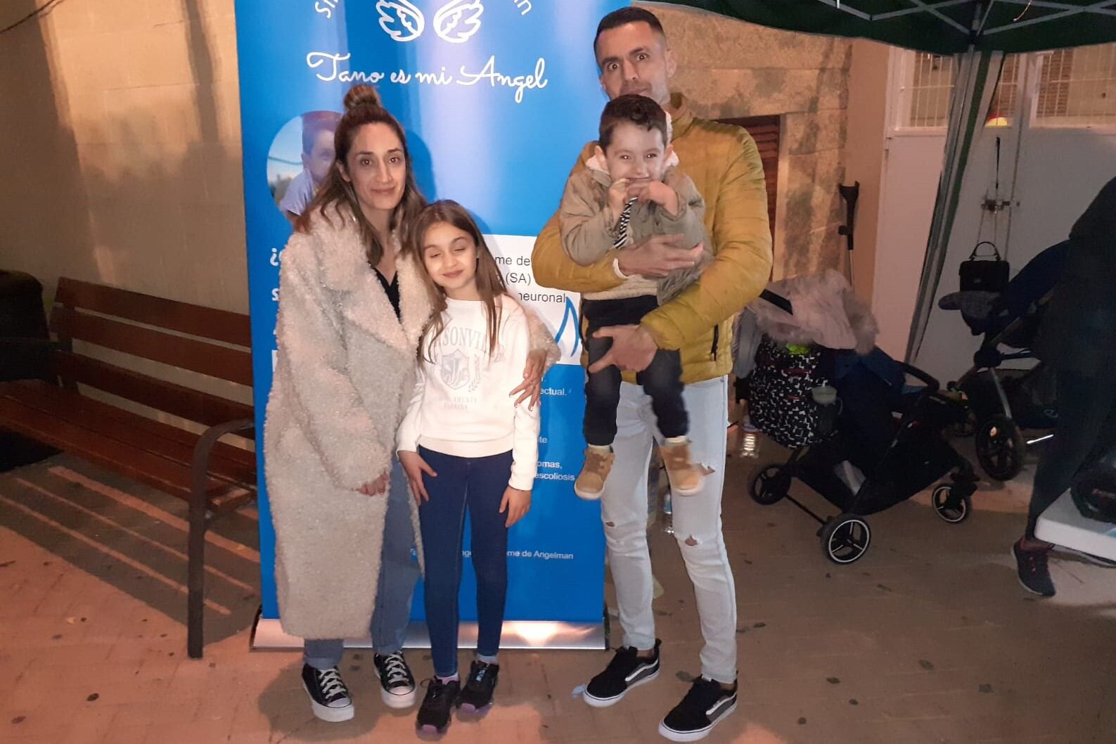 Tano con su hermana Miriam y sus padres Cayetano y Sabrina.