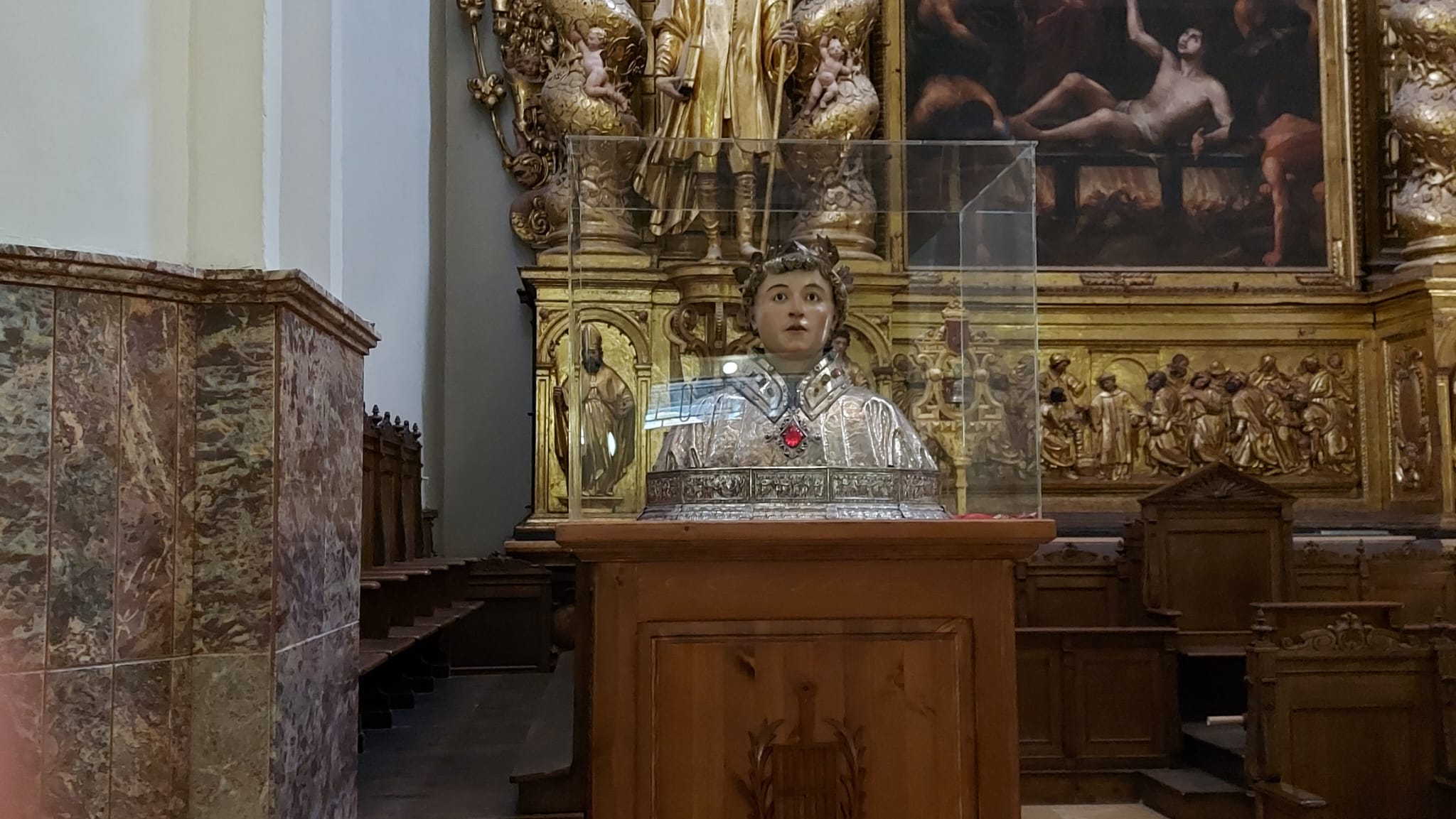 El busto de San Lorenzo, ante el altar y protegido por un metacrilato