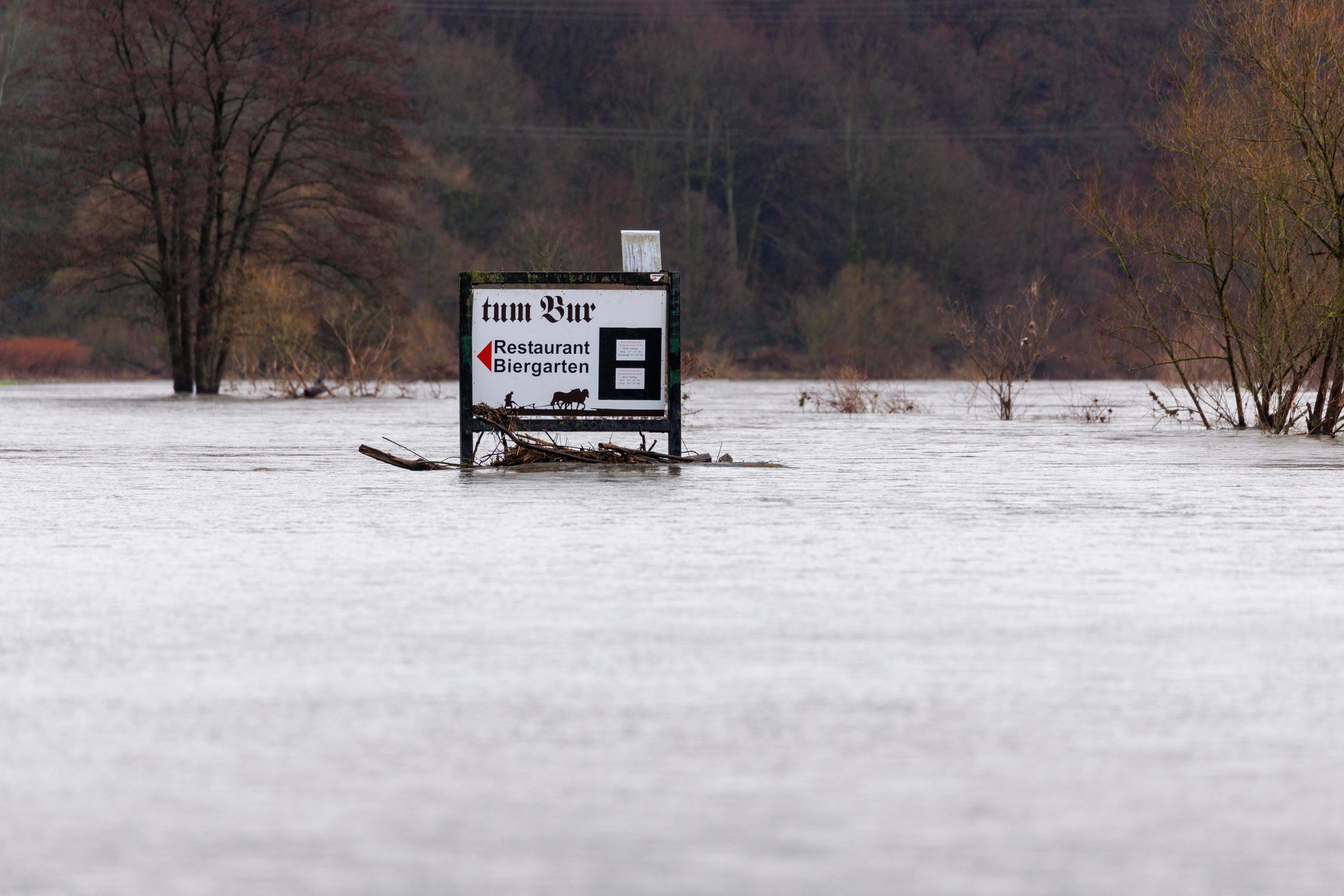 Una señal bajo el agua del río Ruhr en Essen Steele, Alemania