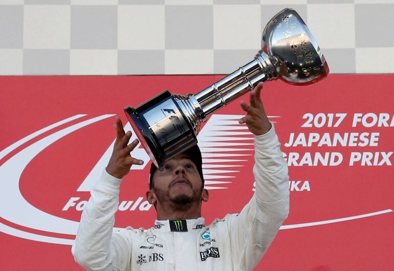 Hamilton alza el trofeo del GP de Japón