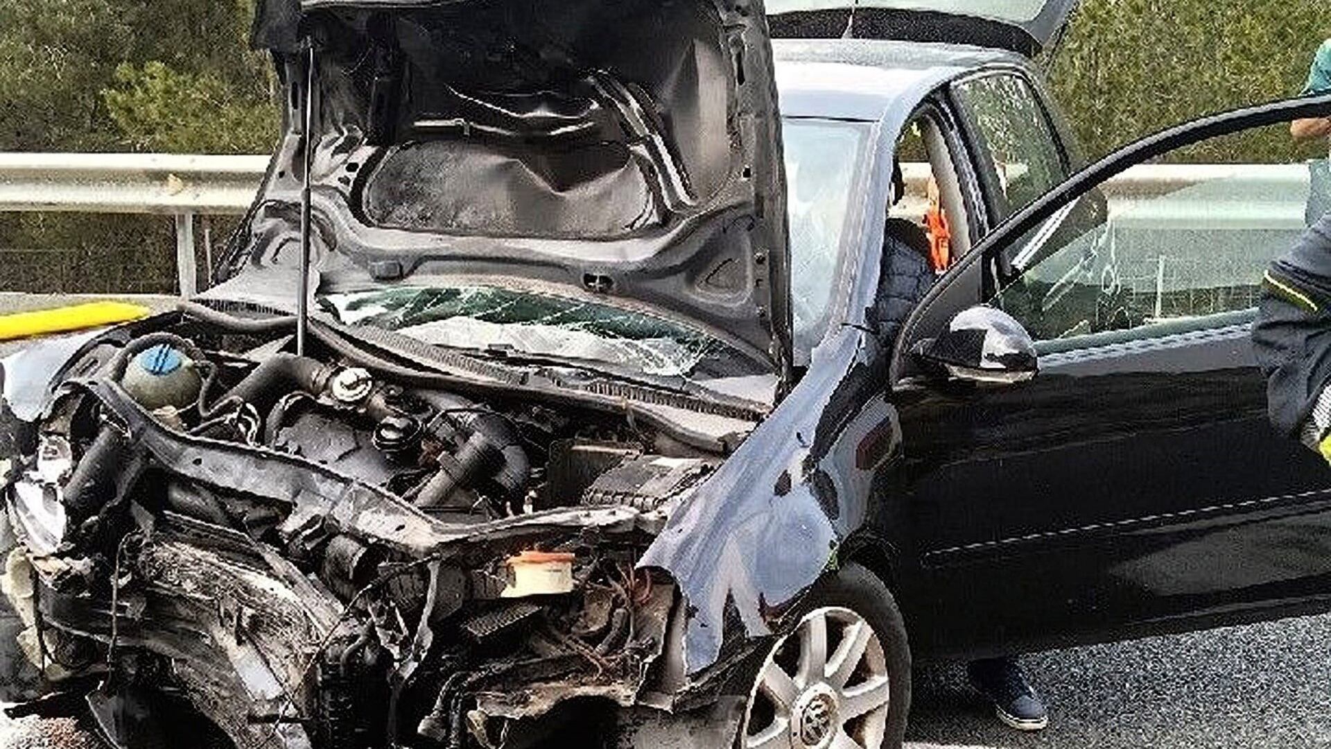 Imagen de uno de los vehículos afectados en el siniestro en la A-7 en Tibi. Foto: CPBA