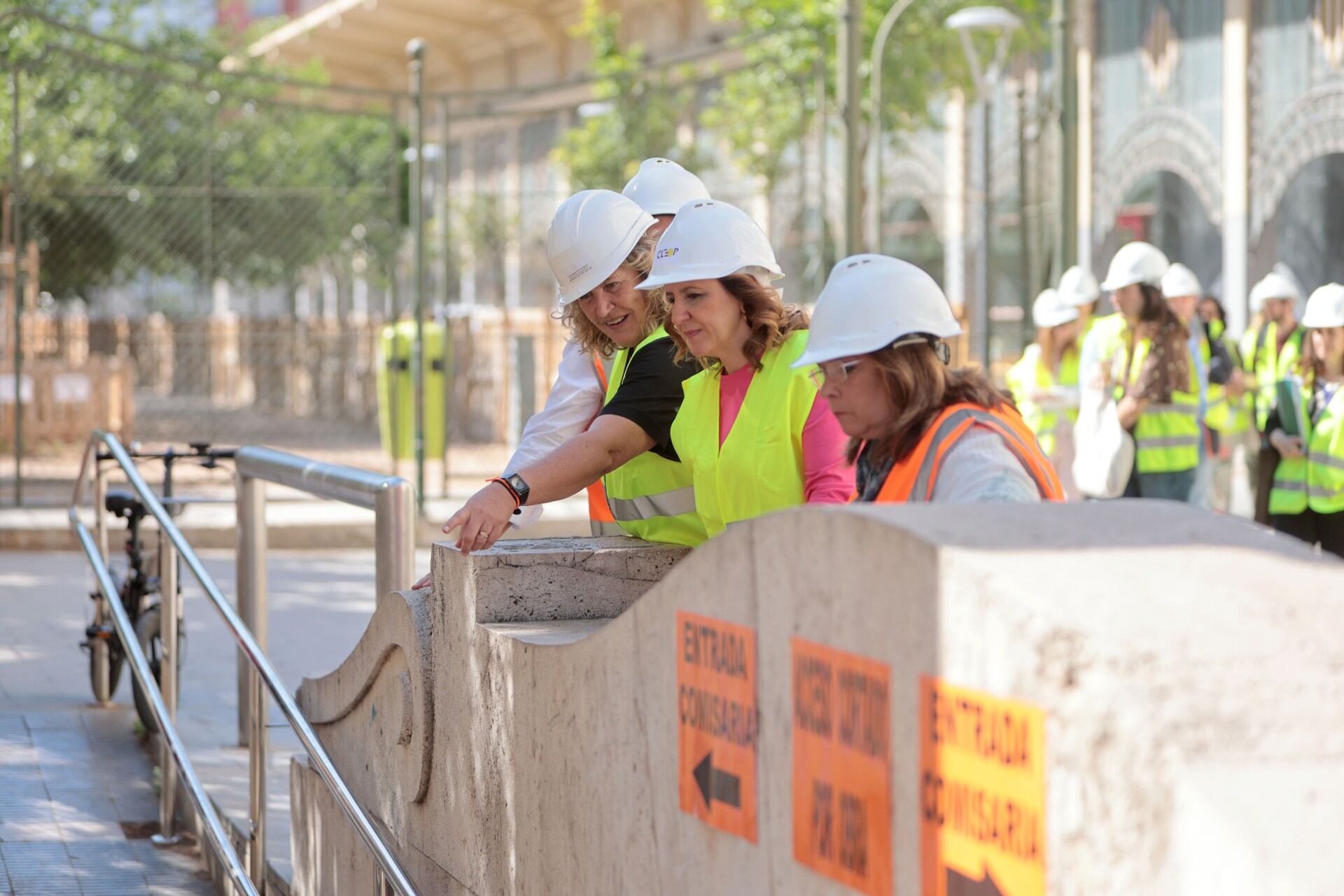La alcaldesa María José Catalá visita las obras de rehabilitación del Mercado de Abastos
