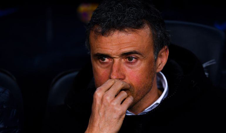 Luis Enrique, entrenador del FC Barcelona, mira atentamente el partido entre su equipo y el Sporting de Gijón. 