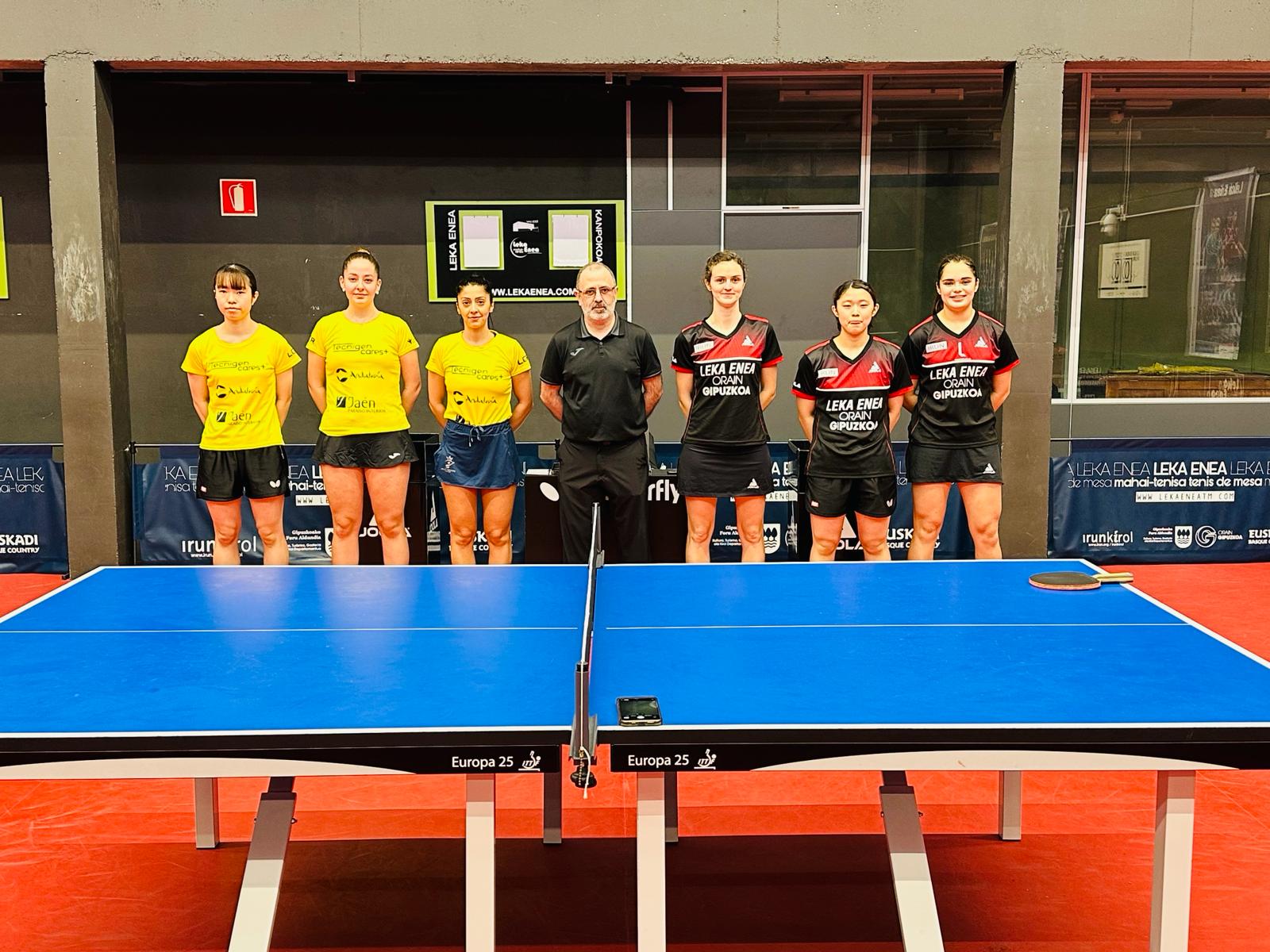 Equipos del RCTM Linares e Irún Leka Enea posan antes del partido que les enfrentó a ambos.