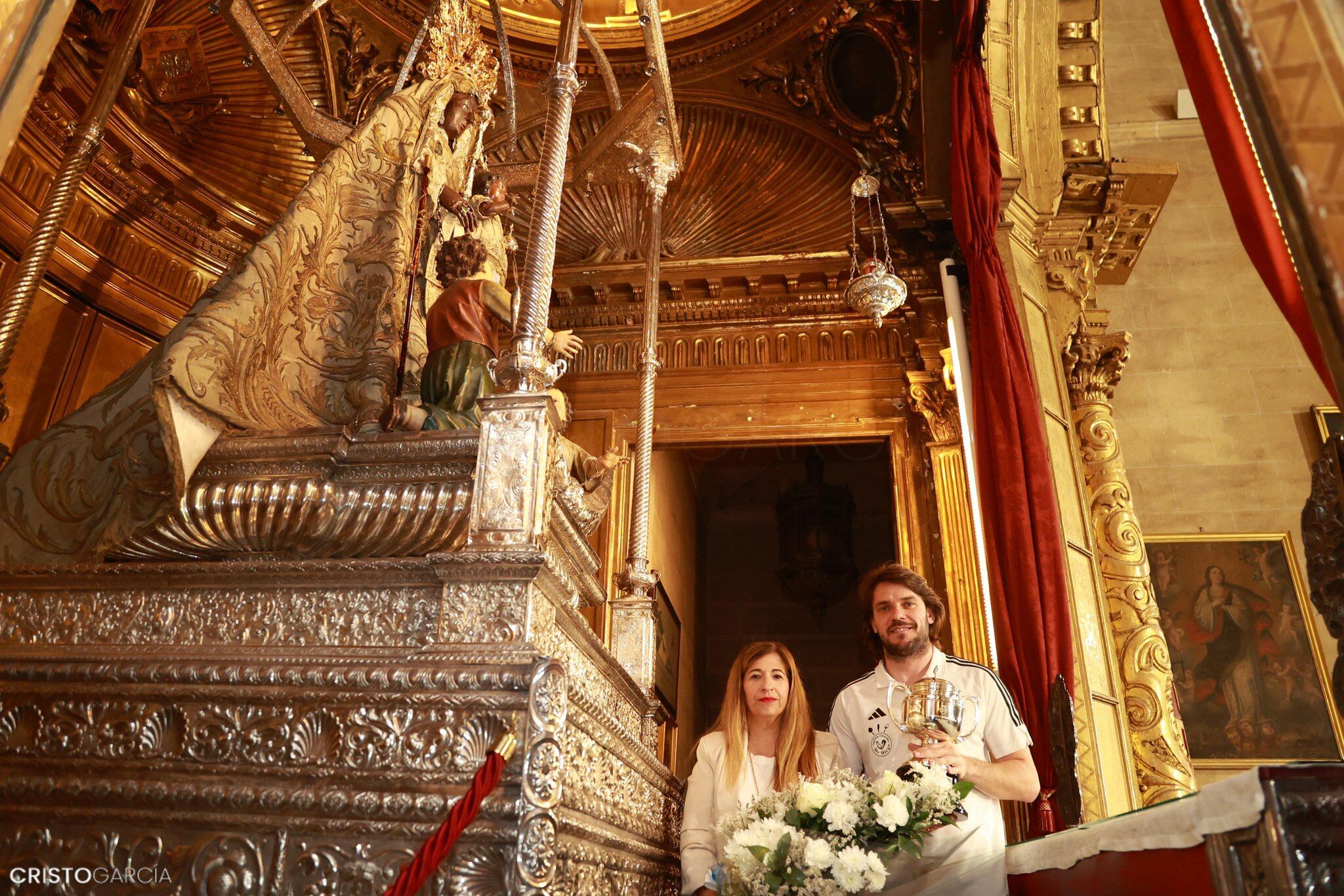 Vanesa Calvo y Migue García a los pies de la Virgen de la Mercedd