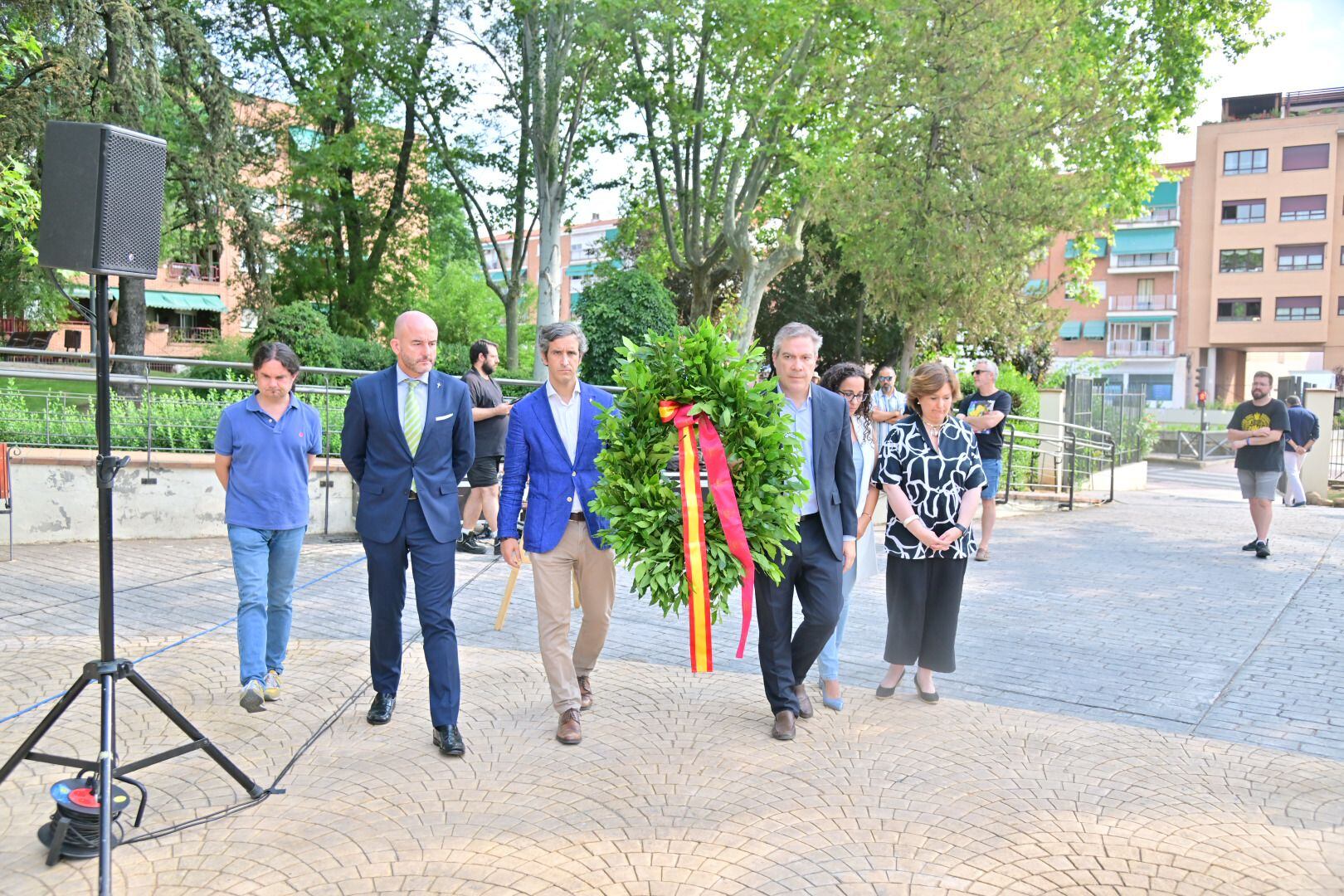 El acto ha tenido lugar en el Parque Víctimas del Terrorismo y ha contado con la participación de miembros de la corporación municipal, trabajadores municipales, agentes de policía, la Guardia Civil y los propios vecinos