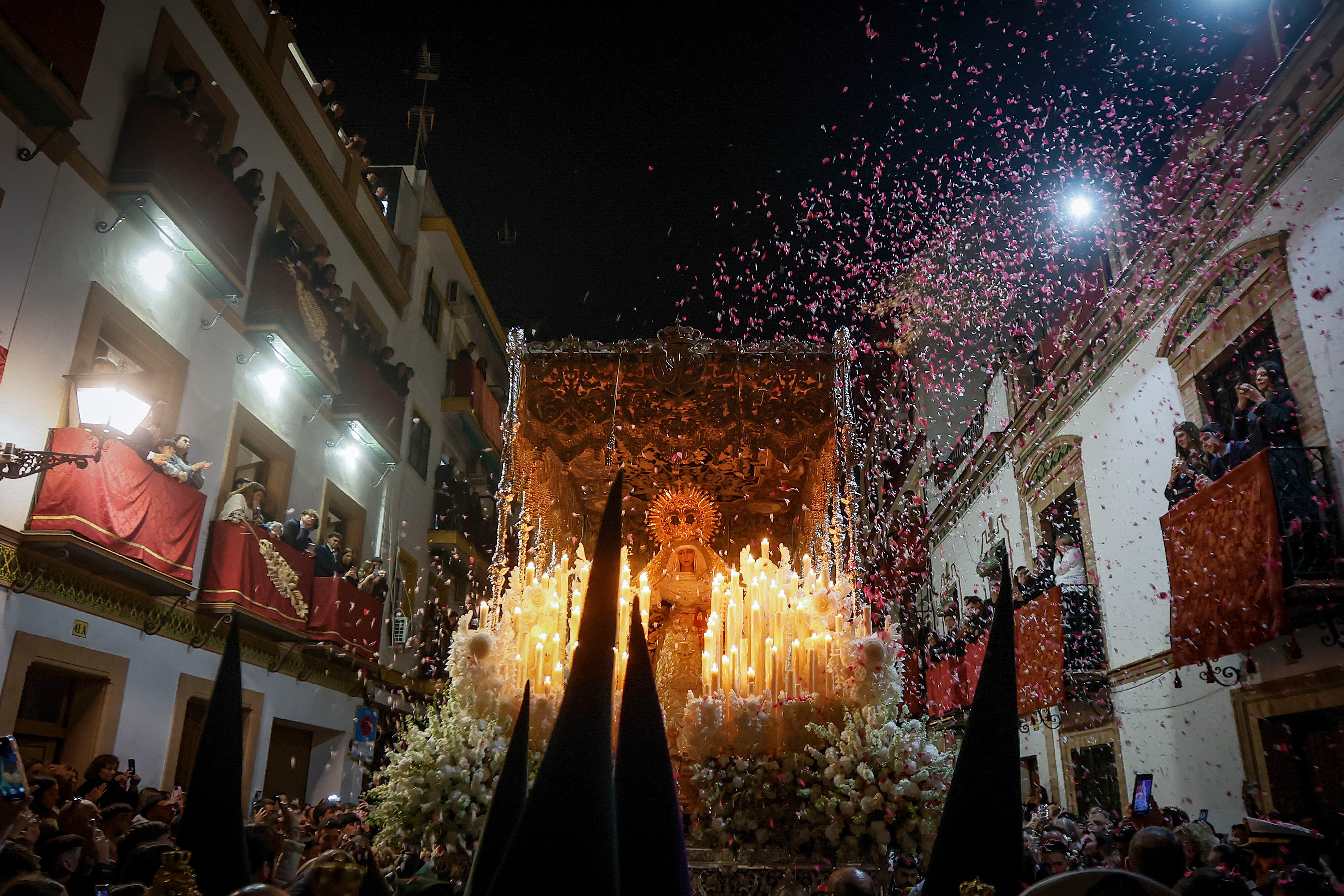 La Virgen Esperanza de Triana de la Hermandad Sacramental del Stmo. Cristo de la Tres Caídas y Nuestra Señora de la Esperanza cruza el Puente de Triana tras su salida de la Capilla de los Marineros para su estación de penitencia en la Madrugá esta noche en Sevilla. EFE/José Manuel Vidal