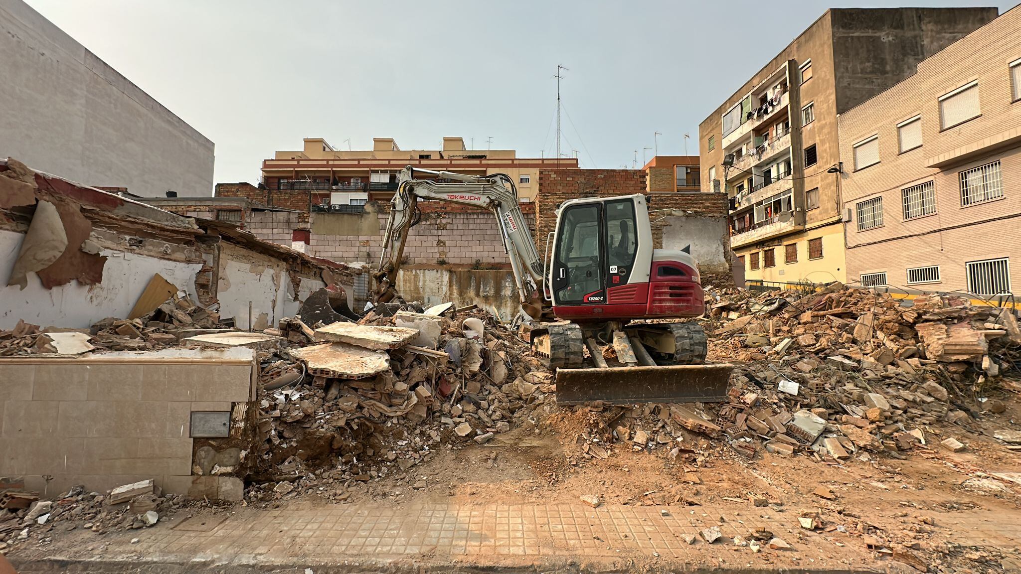 Derribos de las viviendas afectadas por la DANA en Torrent, ubicadas en la calle Nuestra Señora del Buen Consejo