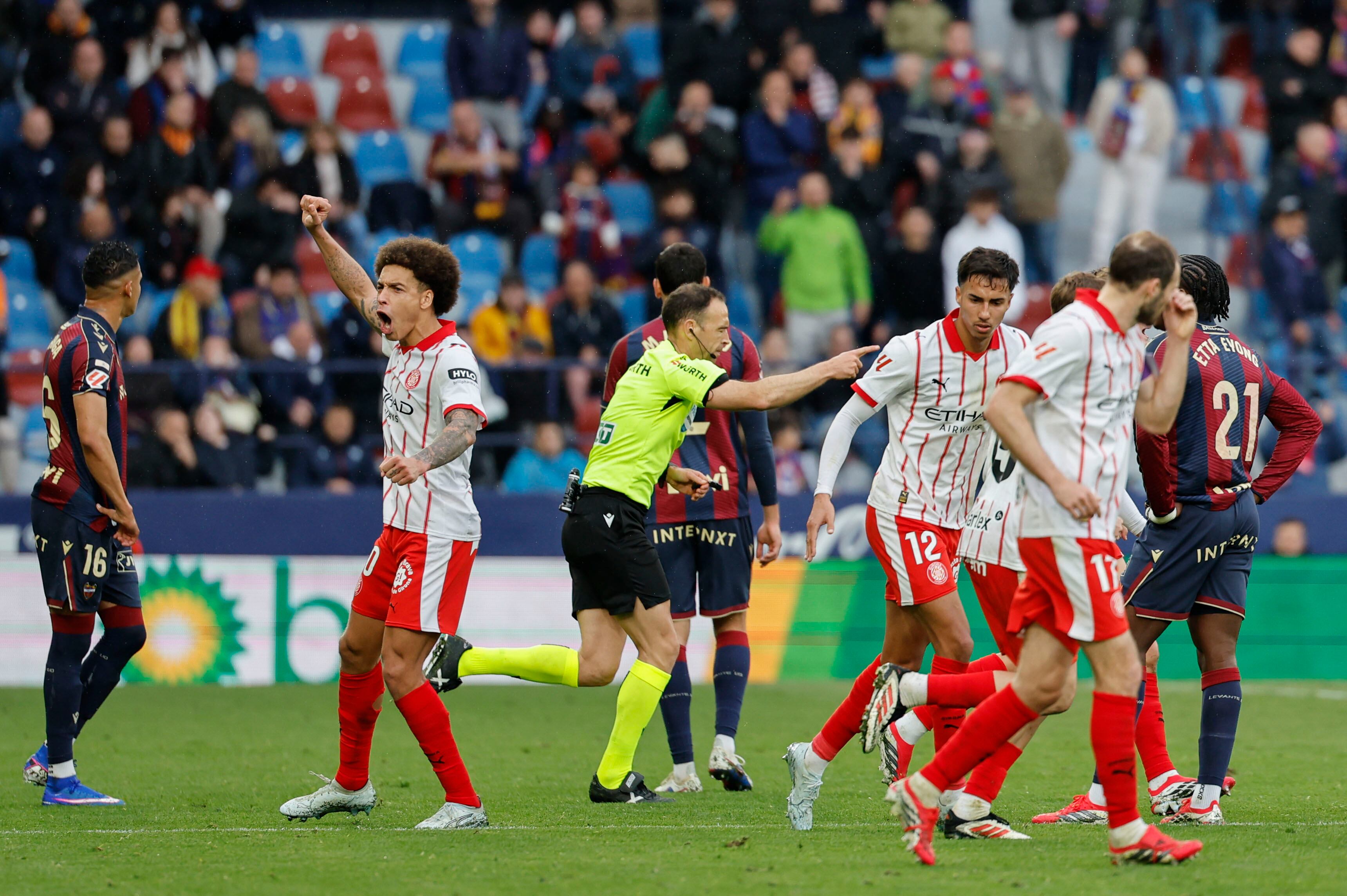 VALENCIA, 07/03/2026.- El colegiado (c) confirma el gol del Girona tras la revisión del VAR durante el partido de LaLiga entre el Levante y el Girona, este sábado en el estadio Ciutat de Valencia. EFE/ Ana Escobar