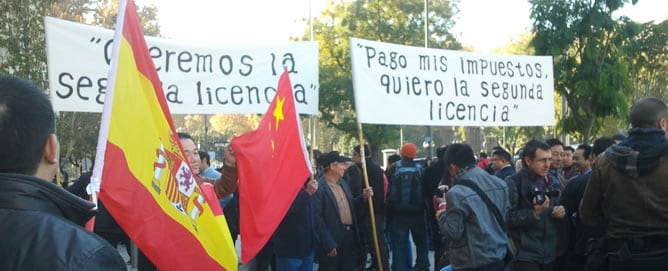 Comerciantes chinos protestan en Madrid por las trabas que les pone el ayuntamiento para obtener la &#039;Segunda Licencia&#039; que permite la venta de vino y cerveza