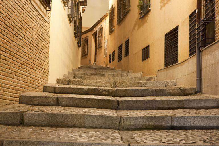 Una calle de Salamanca de noche (imagen de recurso) / GETTY IMAGES
