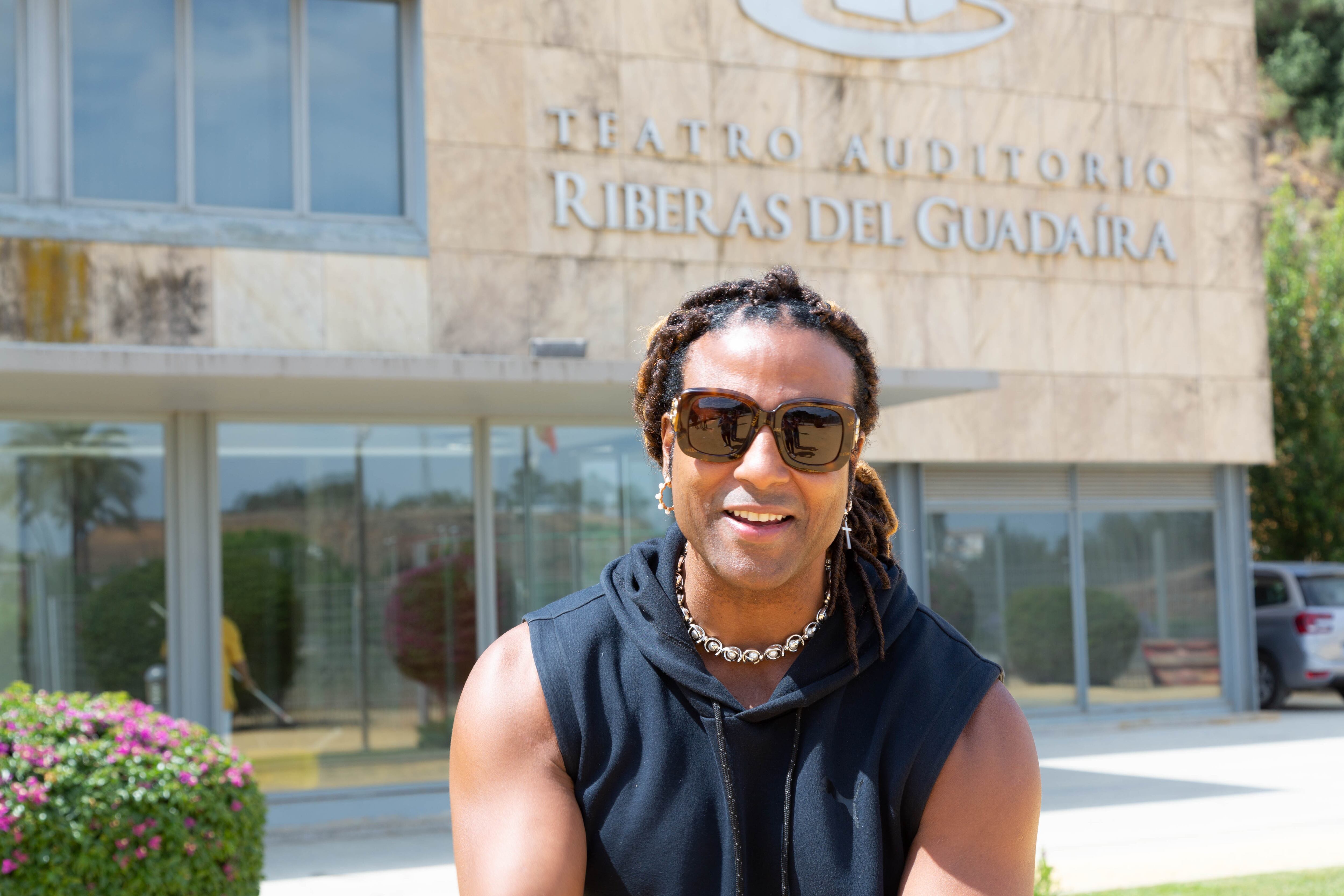 Yotuel Romero a las puertas el Auditorio Riberas del Guadaíra