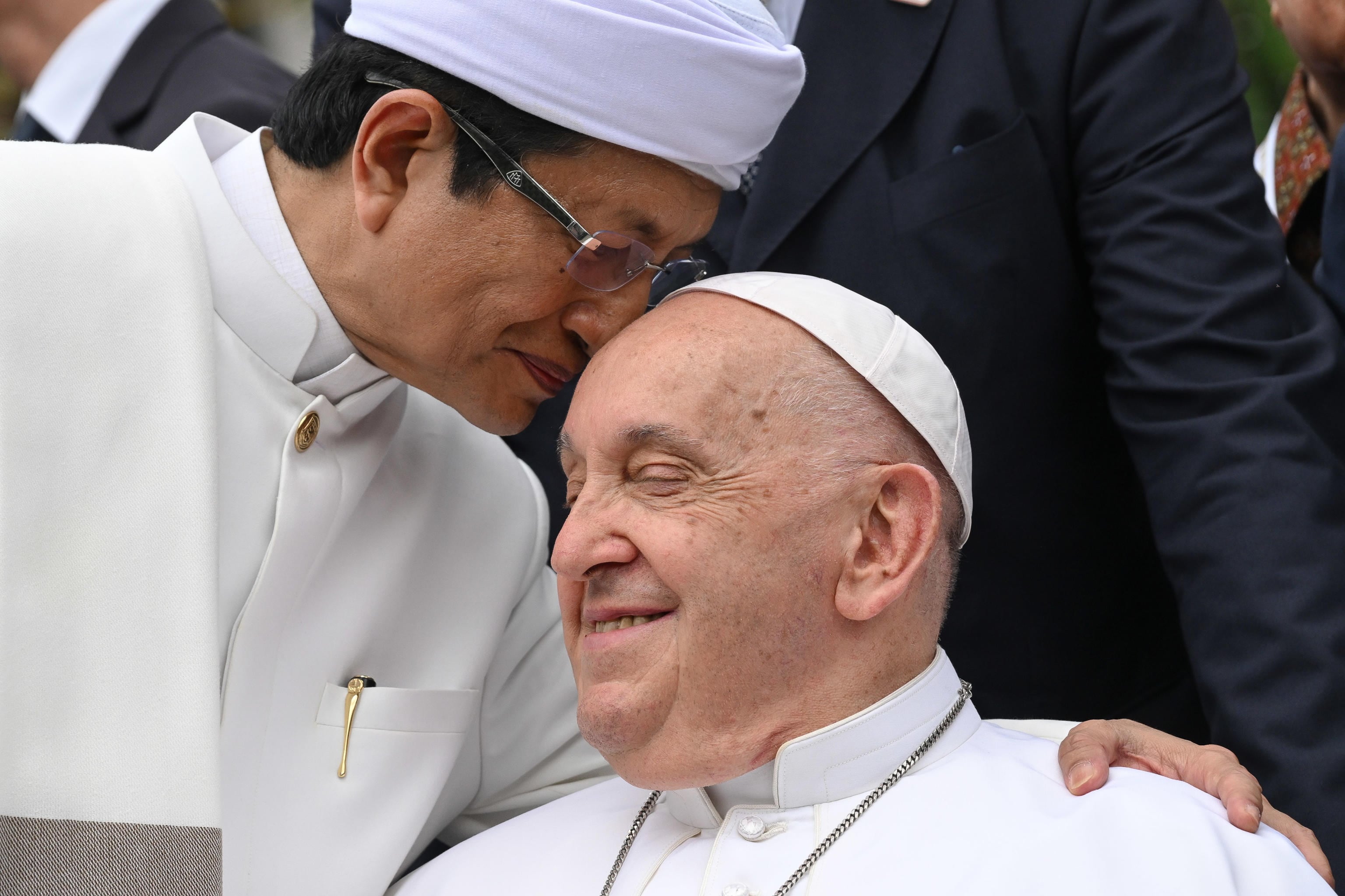 El Papa Francisco posa con el Gran Imán de la Mezquita Istiqlal, Nasaruddin Umar para una foto de familia al final del encuentro interreligioso en la Mezquita Istiqlal en Yakarta, Indonesia