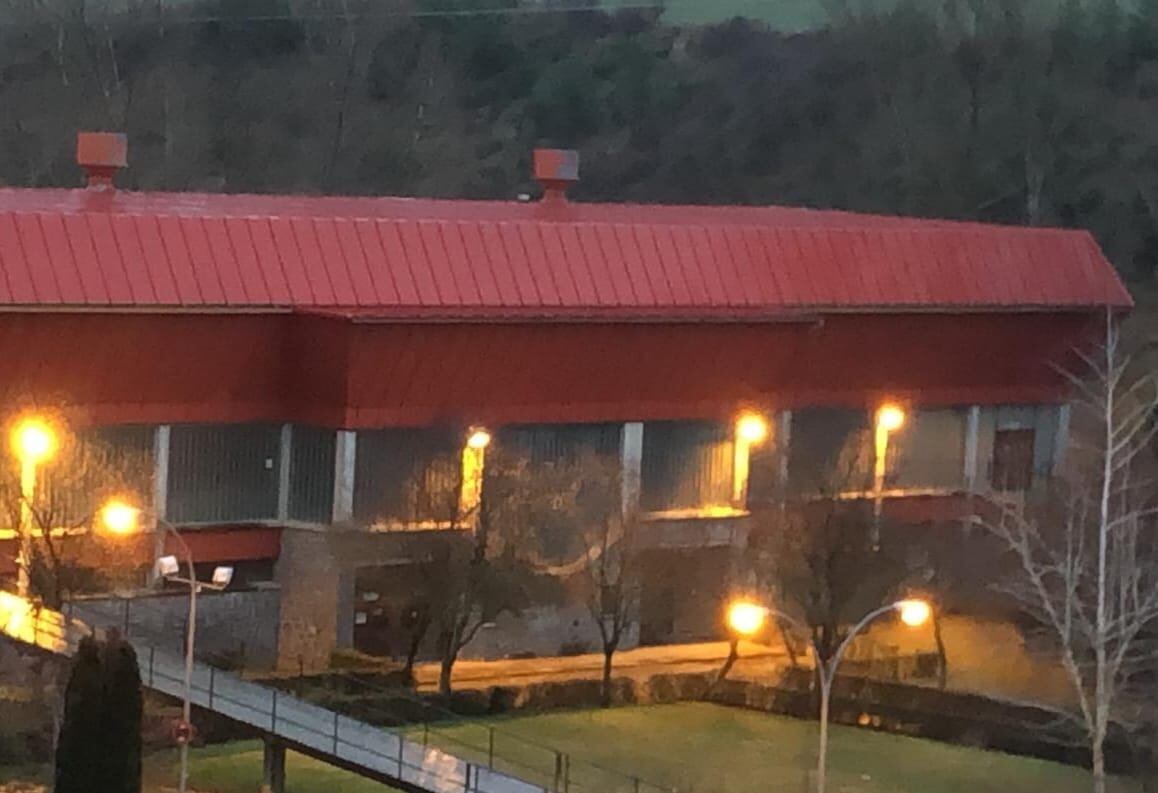 Obras para instalar un sistema de captación fotovoltaica en el polideportivo