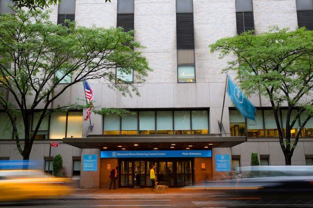 Entrada a uno de los edificios del Memorial Sloan Kettering Cancer Center