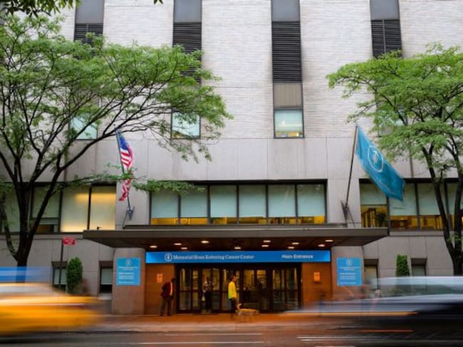 Entrada a uno de los edificios del Memorial Sloan Kettering Cancer Center