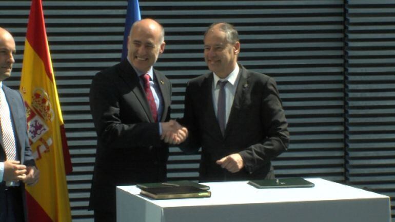 El rector de la Universidad del País Vasco Iñaki Goirizelaia (izq) y el de la Universidade de Vigo Salustiano Mato (dcha) se dan la mano tras el firmar el acuerdo de colaboración
