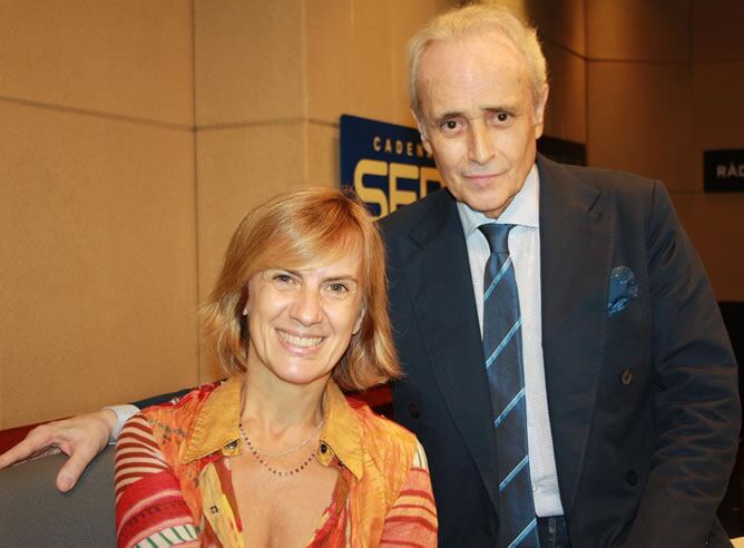 Gemma Nierga posa con el tenor Josep Carreras antes de entrevistarle en 'Hoy por Hoy'.