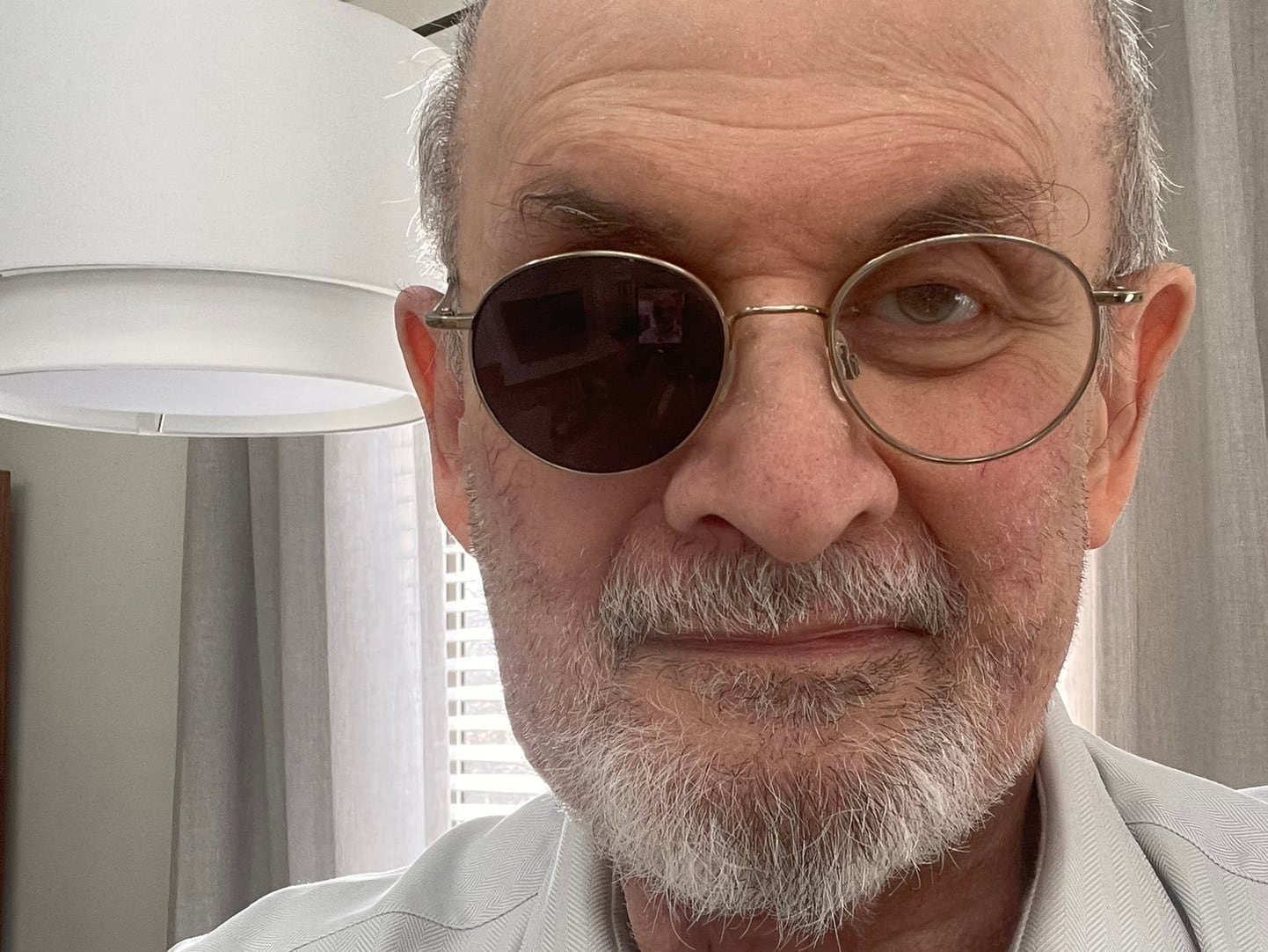 Primera imagen de Salman Rushdie tras el apuñalamiento