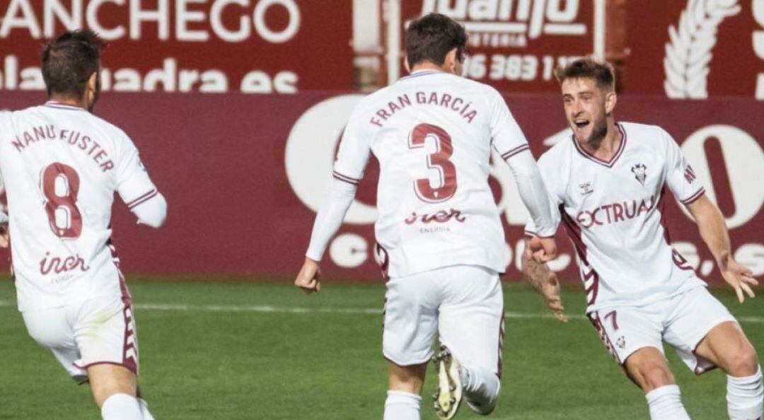 Fran García celebra uno de los goles del Albacete