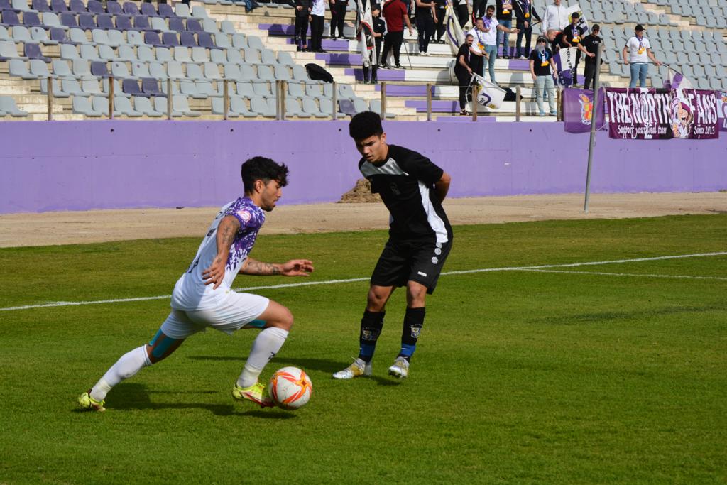 Óscar Lozano en una acción del partido.