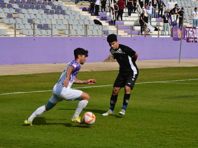 Óscar Lozano en una acción del partido.
