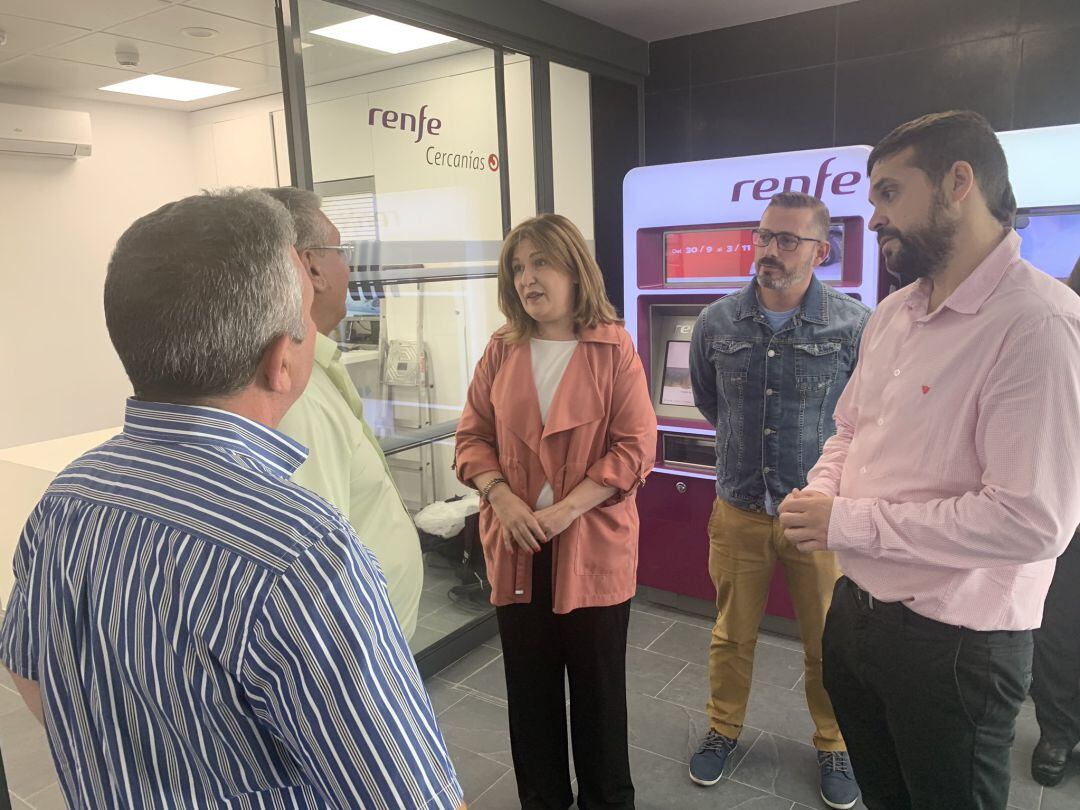 La alcaldesa de Alcorcón, Natalia de Andrés y Jesús Santos, segundo teniente de alcalde, visitando la rehabilitación de la estación de San José de Valderas