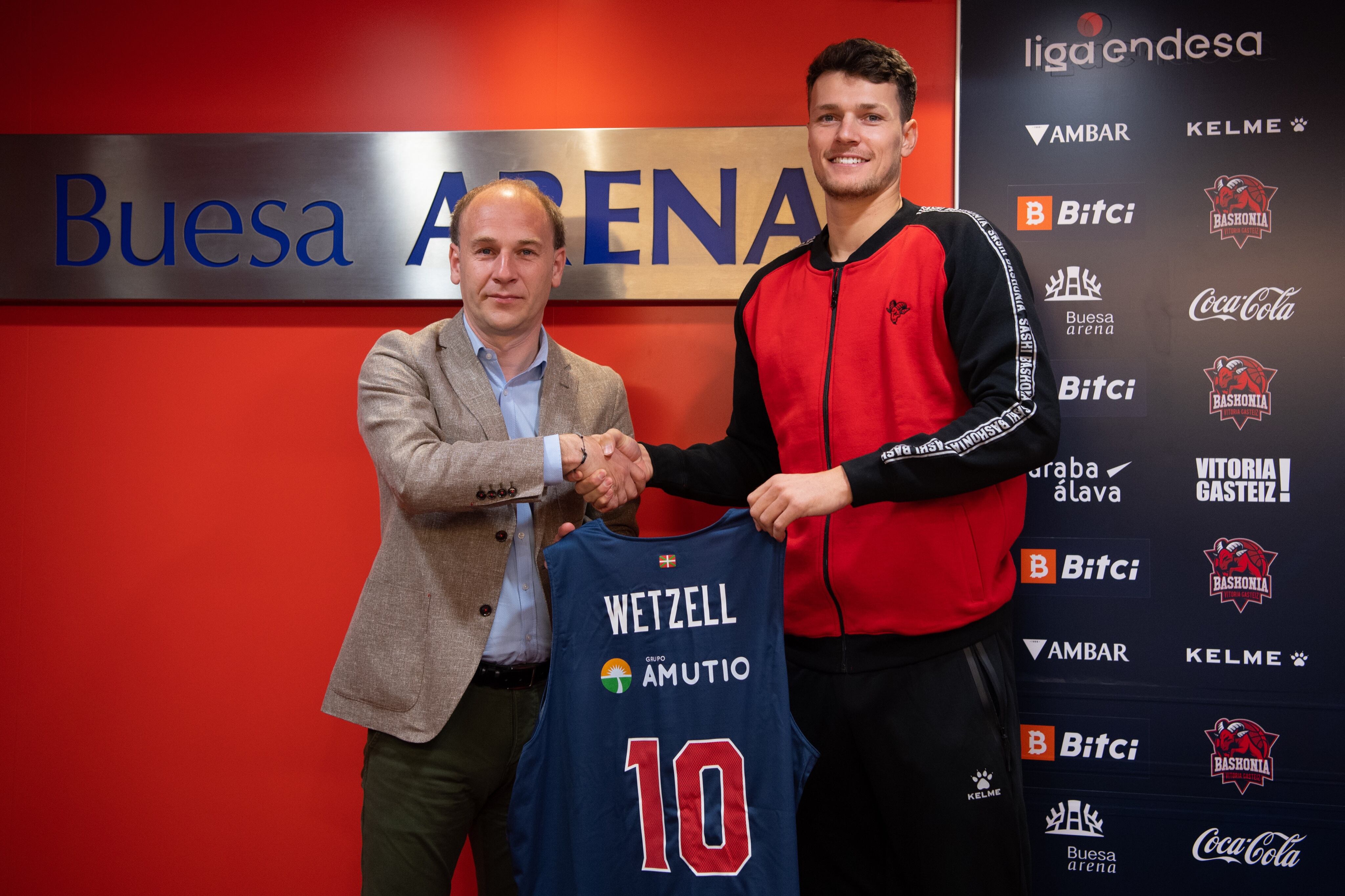 Yannick Wetzell, después de su presentación, junto a Félix Fernández.