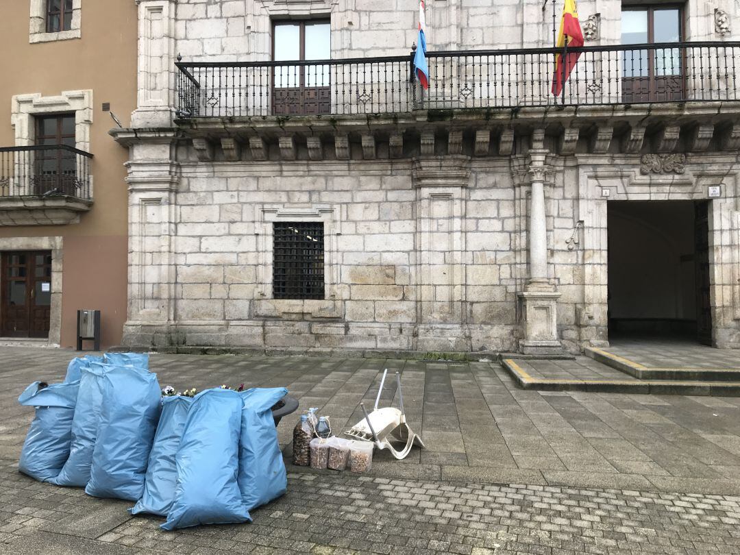 Basuras depositadas a las puertas del Ayuntamiento